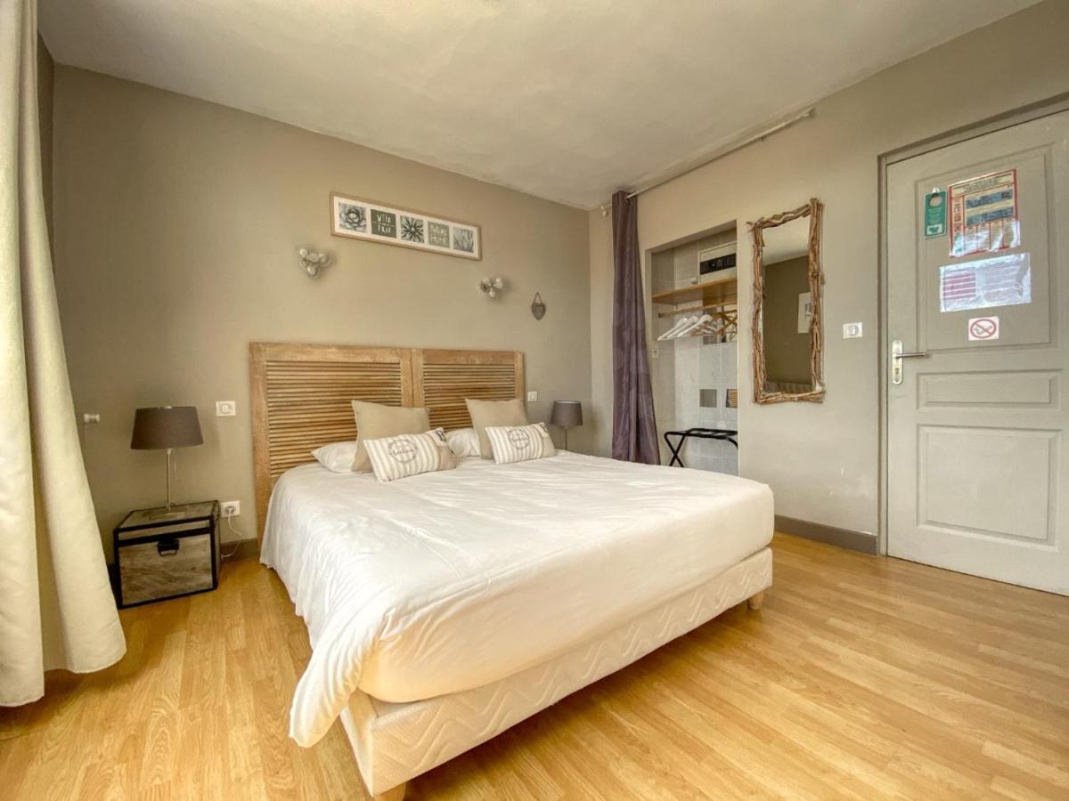 Hotel Le P'Tit Monde Монтиньяк Экстерьер фото