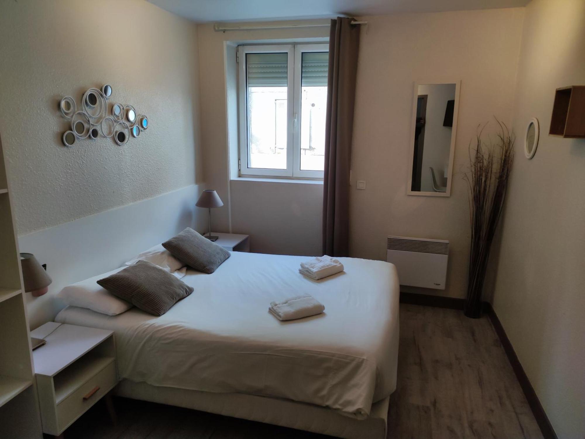 Hotel Le P'Tit Monde Монтиньяк Экстерьер фото